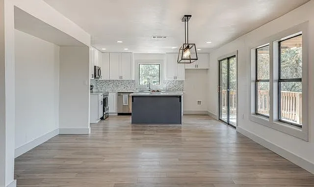 3 bed, 2.5 bath, 2075 sqft, $3,300 — Photo 4
