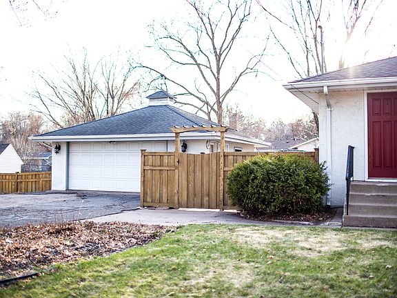 2 Car Garage/Patio ent.
