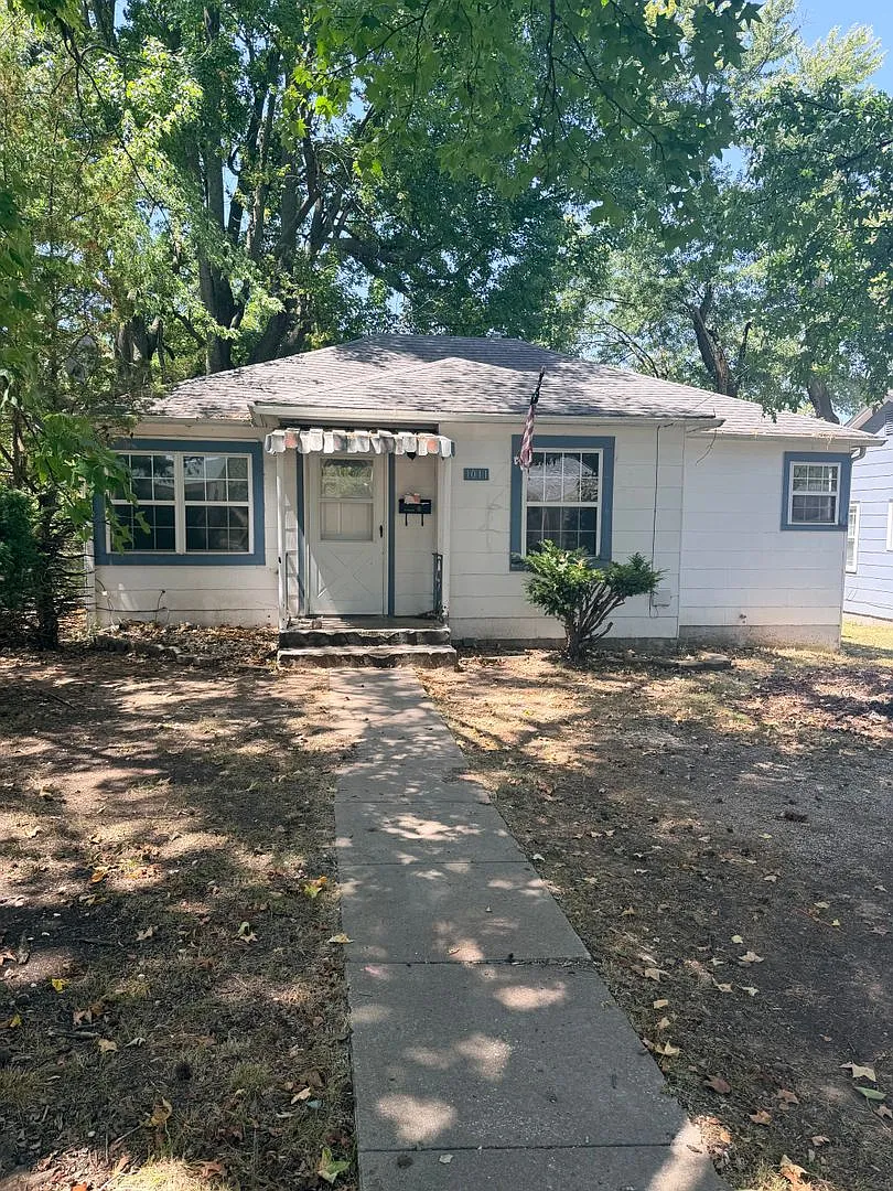Charming 2 Bed 1 Bath Home : Aurora MO — Photo 1