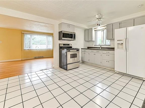 3rd image of 2412 Poinsettia Dr
