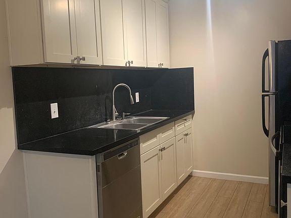 2nd image of 40 Glen Eyrie Ave APT 23