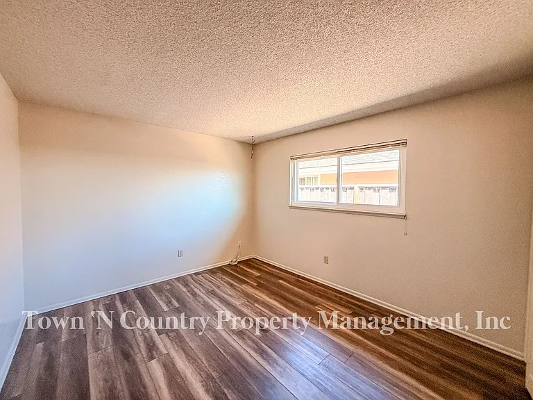 732 La Mesa Dr — Photo 10