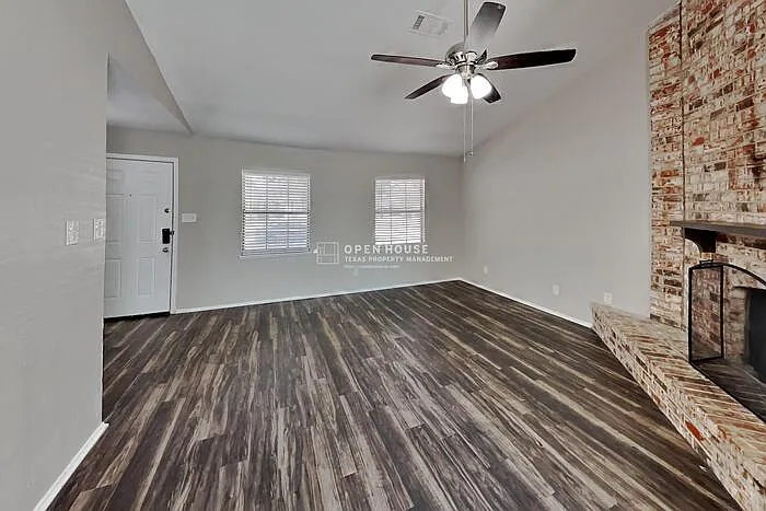 3 bed, 2.0 bath, 1404 sqft, $2,045 — Photo 3