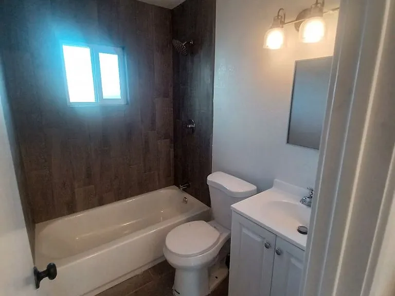 2033 W Madison St — Photo 4