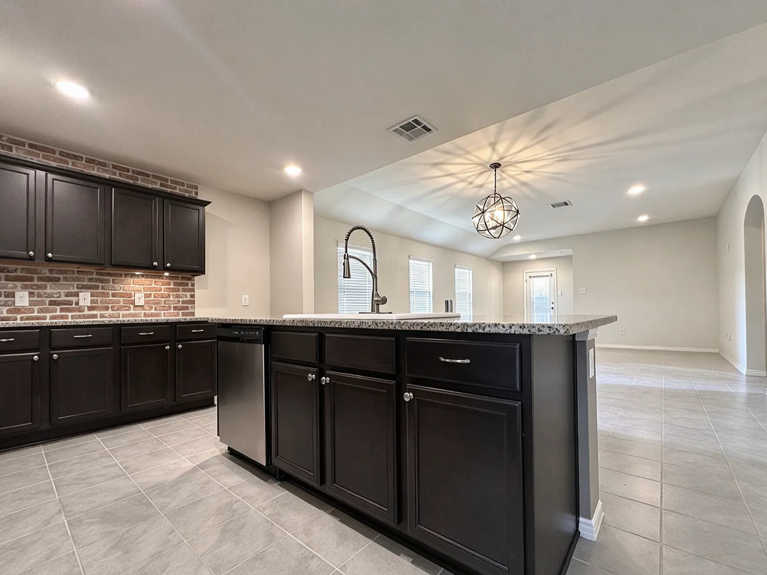 4 bed, 1889 sqft, $1,859 — Photo 4