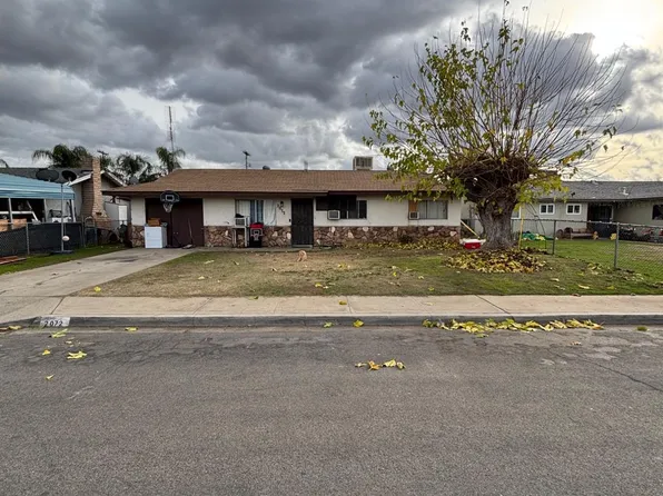 2072 E Park Way, Dinuba, CA 93618