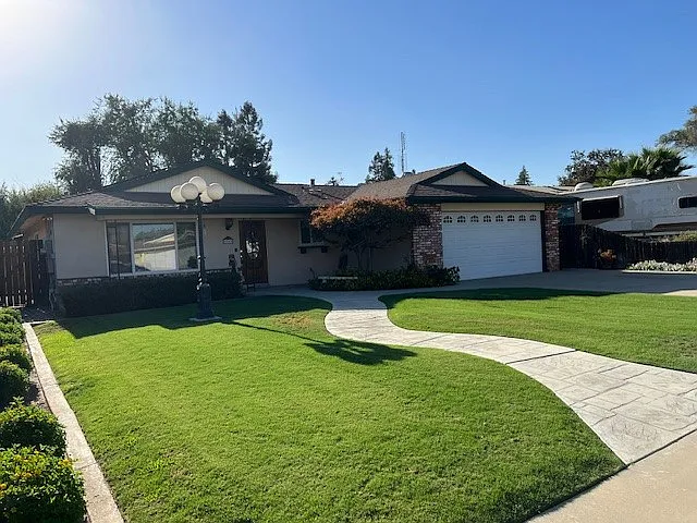 Photo 2 of 9 - 1009 S Kent Ct - Visalia, CA Building Photo - 1009 S Kent Ct