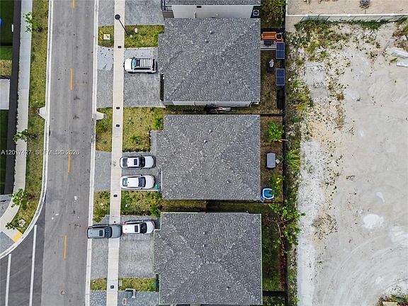 4th image of 227 NW 13th Pl