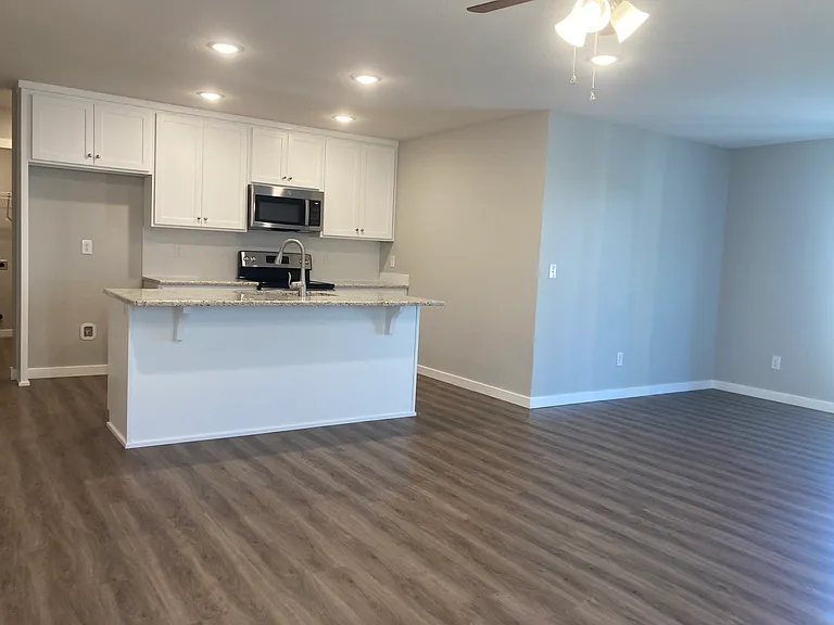 1411 W Jay St — Photo 3