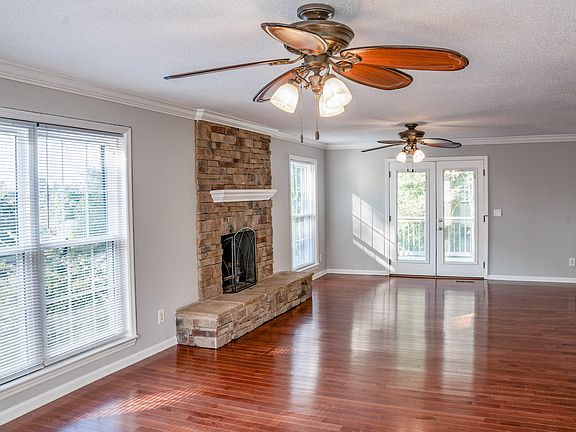 3rd image of 1705 Spring View Ln