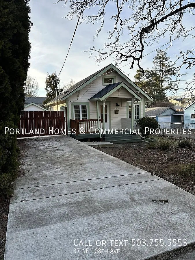 Cute 1BR 1BA Bungalow w/ Large, Fenced Backyard and AC — Photo 2