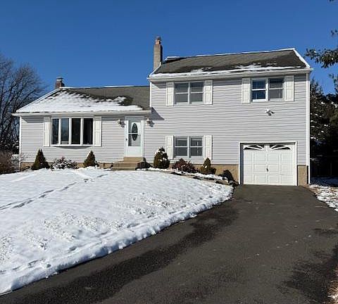 2nd image of 812 Lillian Ln