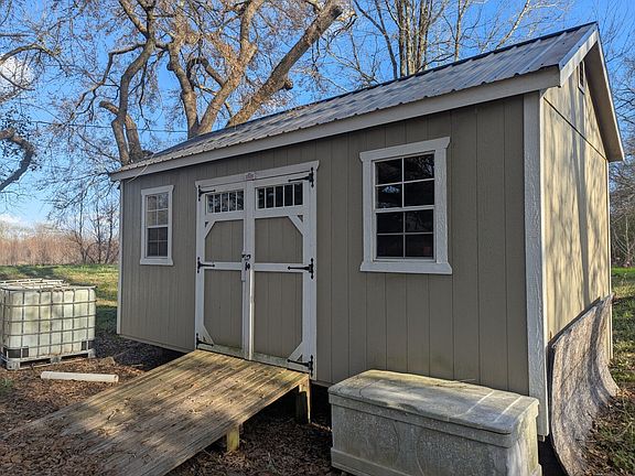 Storage building (10 x 20) with electricity