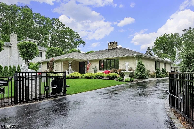 3 bed, 3.0 bath, $5,700 — Photo 2
