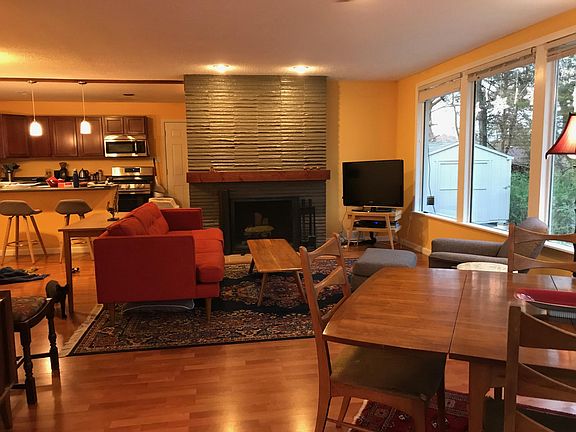 Living room w/working fireplace