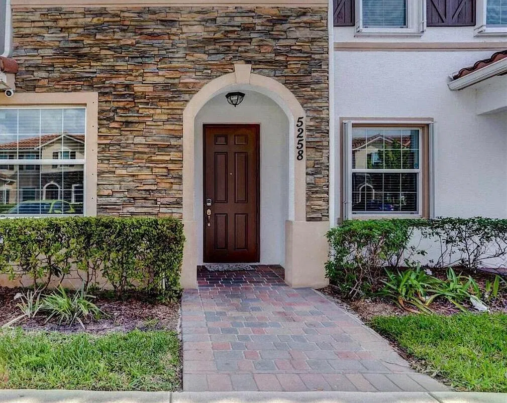 3 bed, 2.5 bath, 1499 sqft, $2,495 — Photo 2