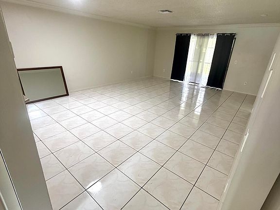 3rd image of 405 Lakeview Drive E