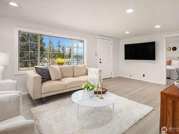 4th image of 2107 204th Street SW