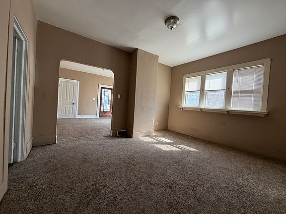 4th image of 909 Mackinaw St #1