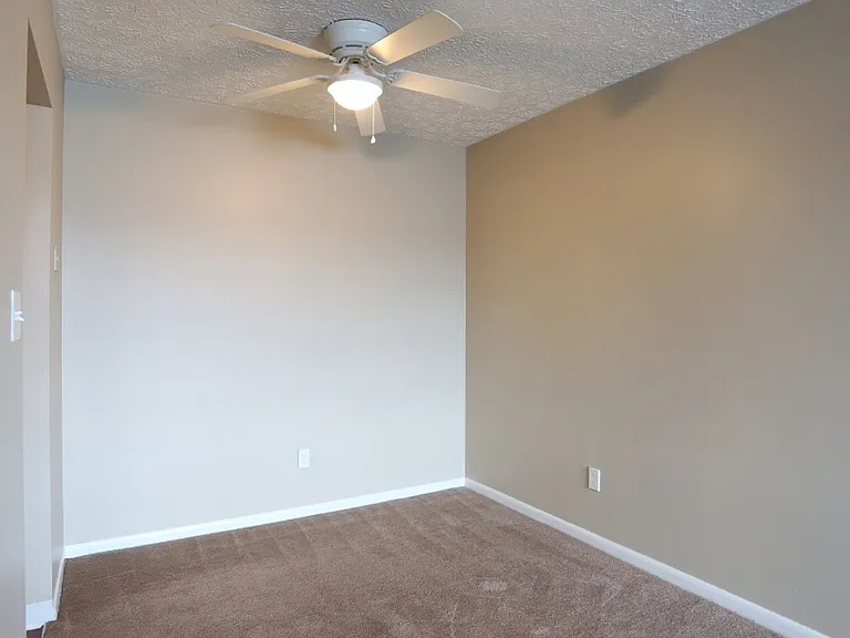 Stadium View Apartments — Photo 33