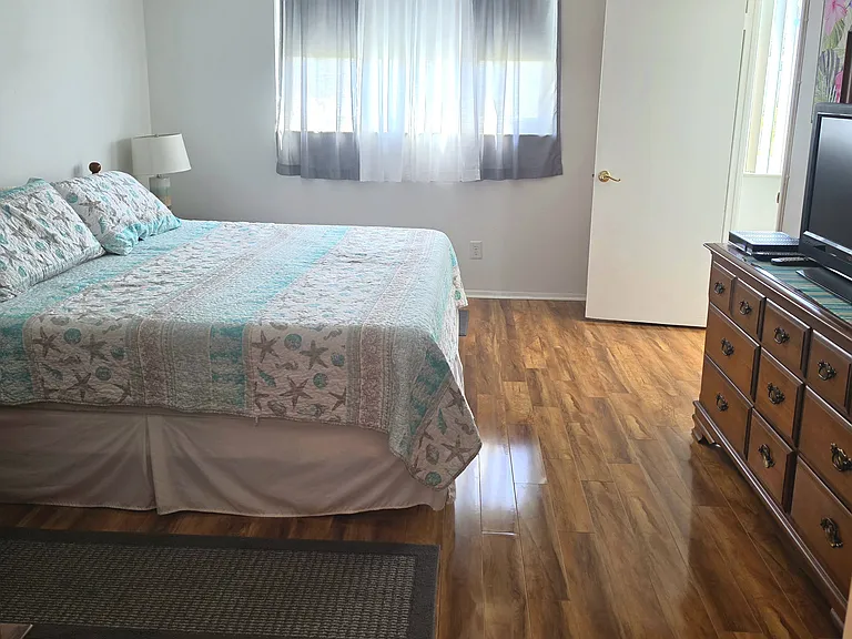 4895 Bay St NE — Photo 10