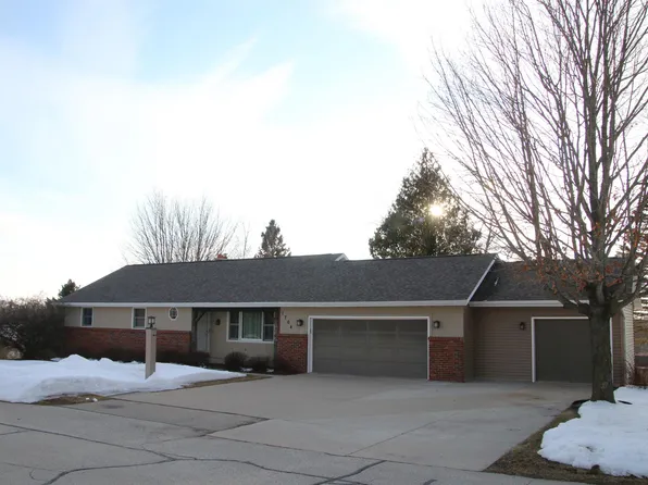 1704 Cedarview Dr, Saint Cloud, WI 53079