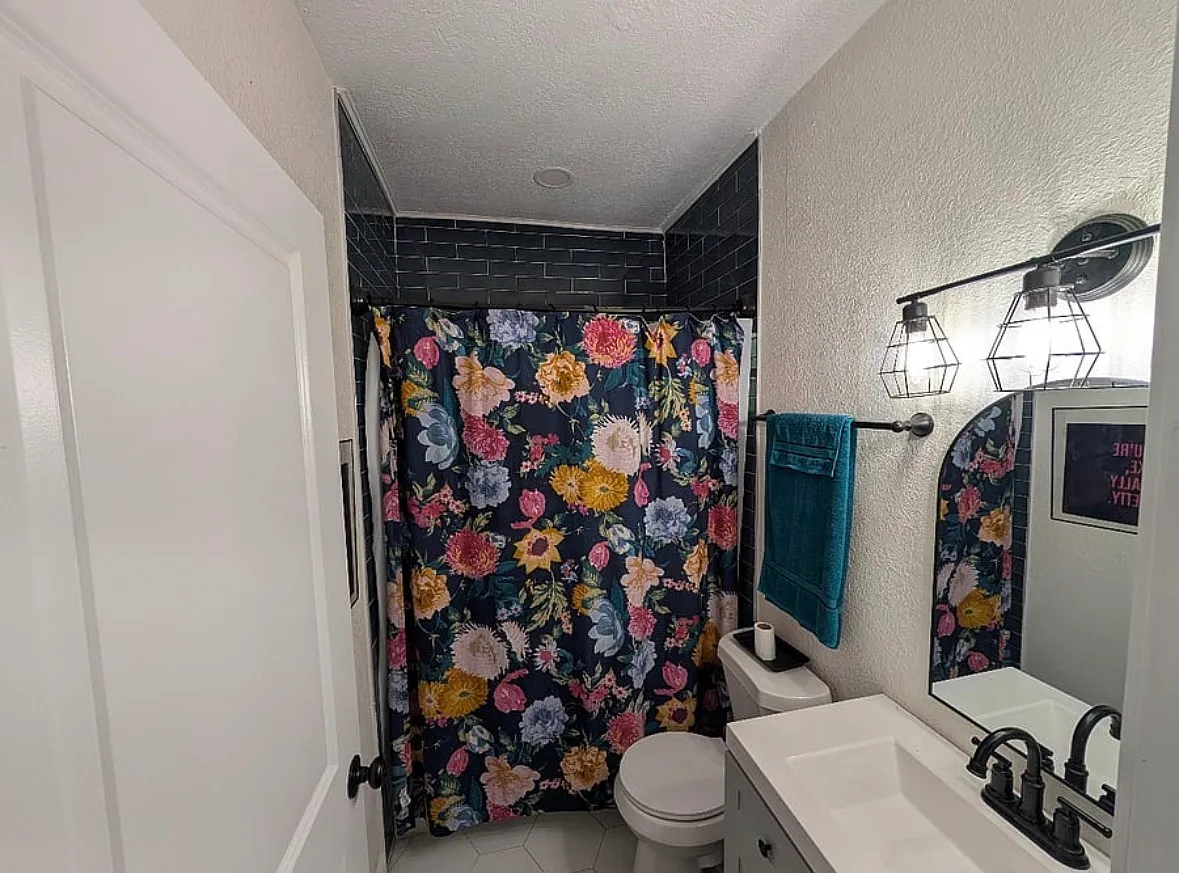 3 bed, 836 sqft, $2,400 — Photo 3