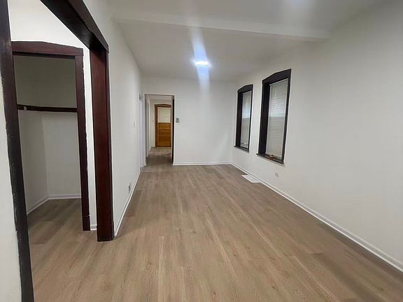 5th image of 3213 S May St #1F