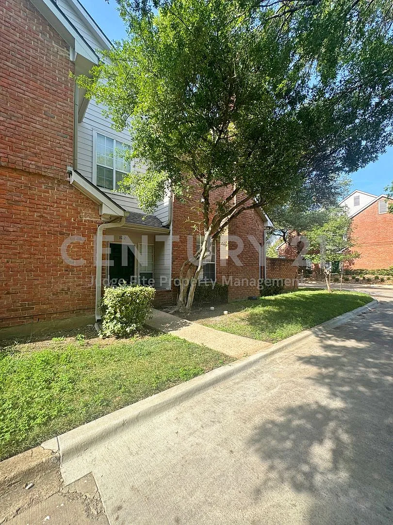 Wonderful 2-Story 2/2.5/2 Condo in PRIME Dallas Location For Rent! — Photo 1