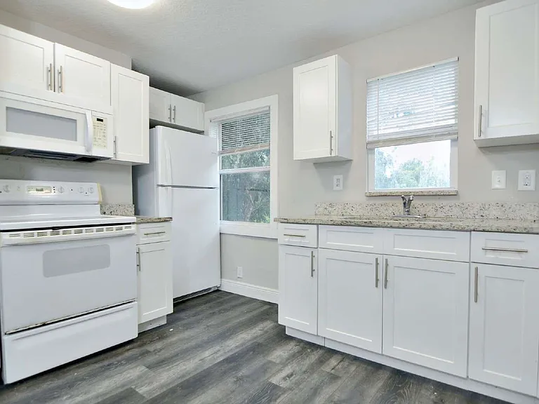 912 Hart St #B — Photo 3