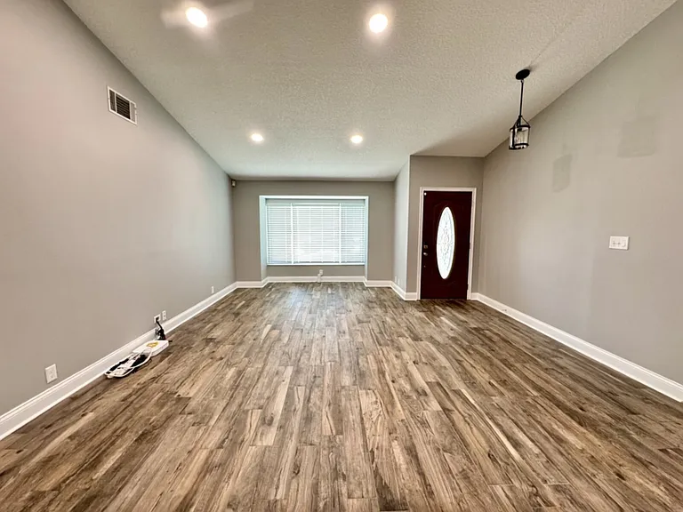1301 Queen Elaine Dr — Photo 3