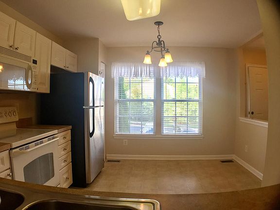 BRIGHT & SUNNY KITCHEN