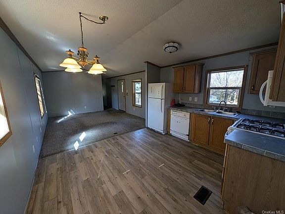 5th image of 13 Tanglewood Park Dr