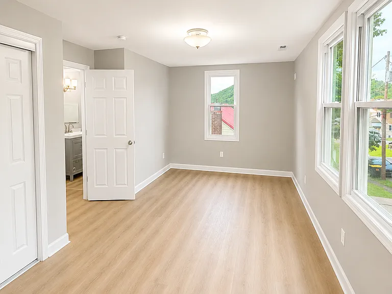 745 Russell Ave — Photo 3