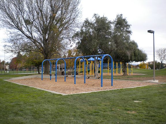 4th image of 525 S Park Dr