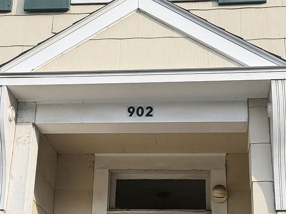 4th image of 902 E 4th St
