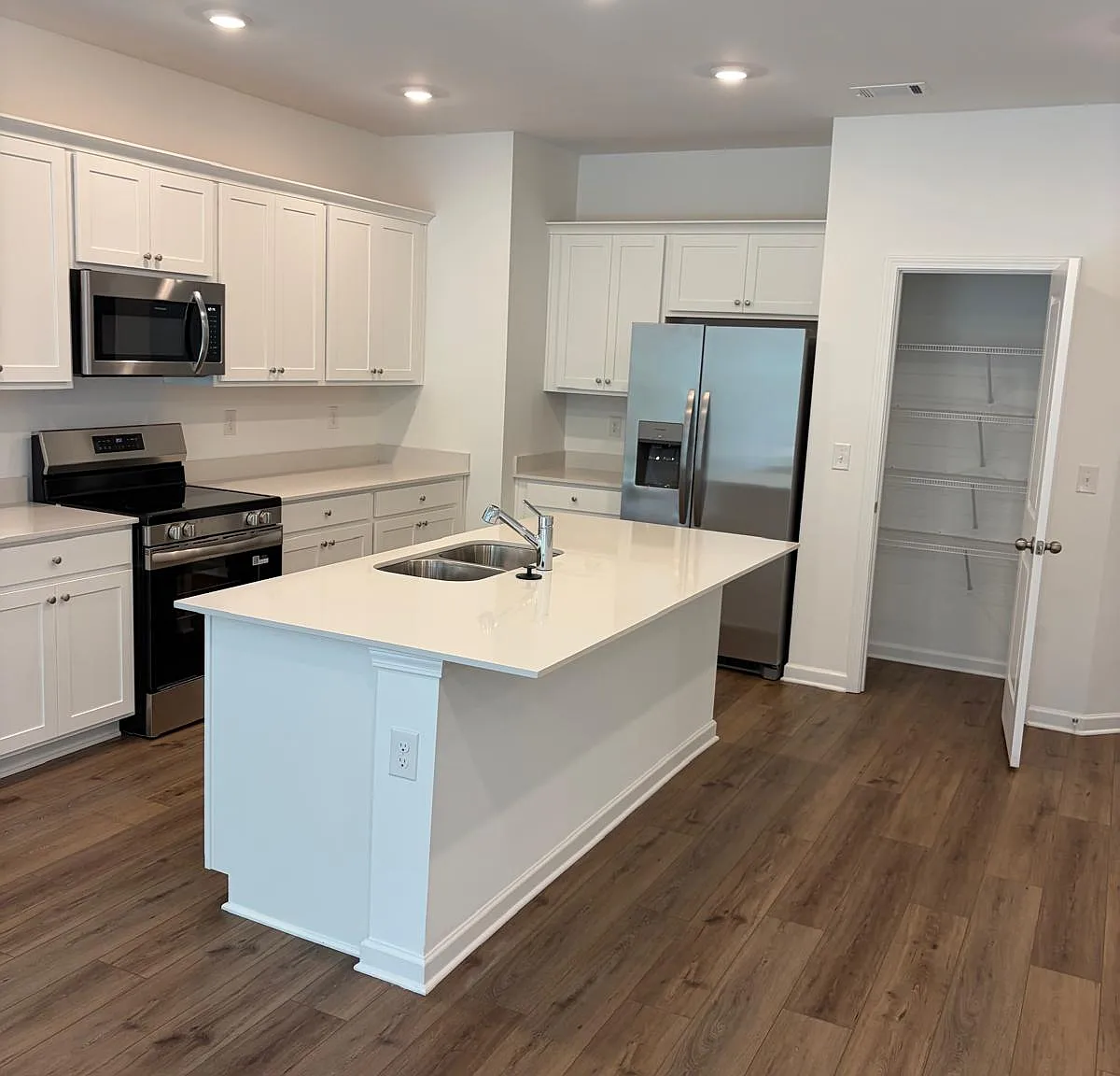 3 bed, 1815 sqft, $1,999 — Photo 3