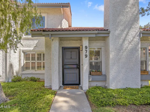 979 Quarterhorse Ln, Oak Park, CA 91377