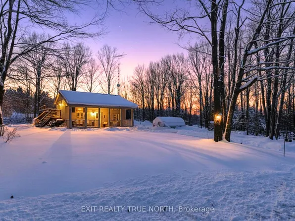 8 Robin Ct, Tiny, ON L9M 0B9