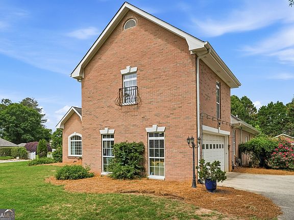 3rd image of 155 Youngs Cir