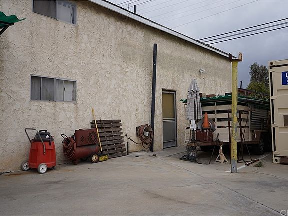 4th image of 10918 S Main St