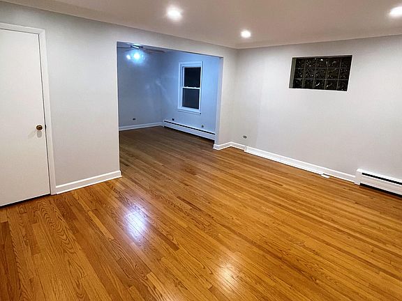 Spacious living room & dining room area