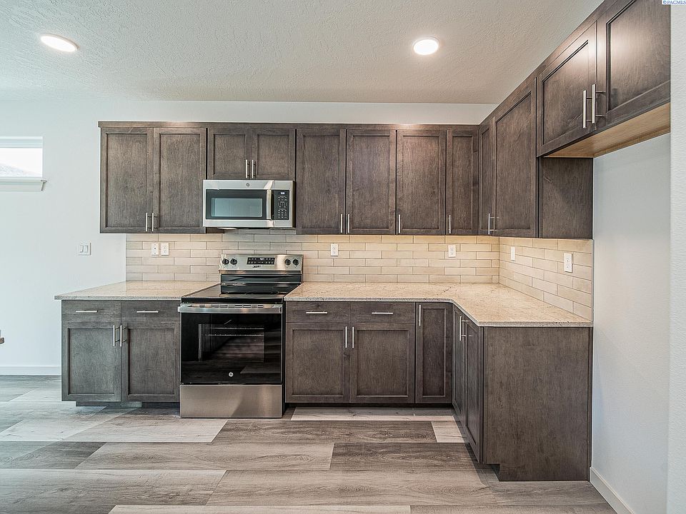 2nd image of 270 Ladera St