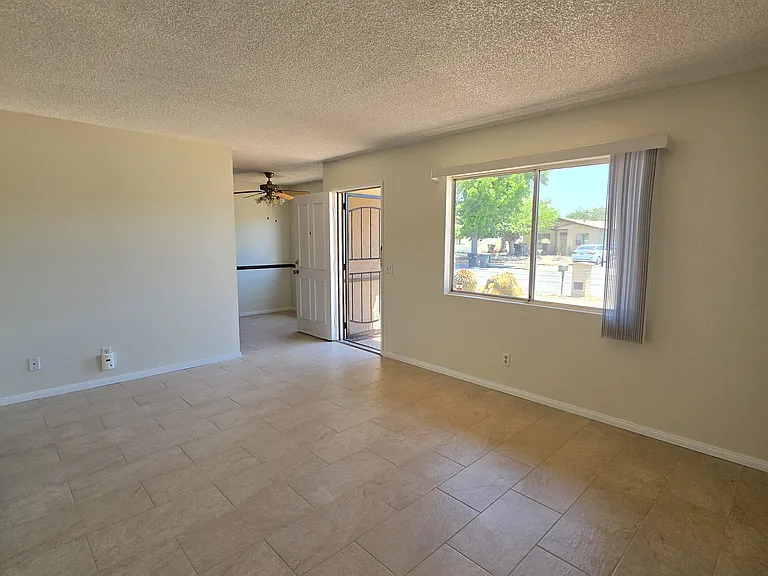 Corona St — Photo 17