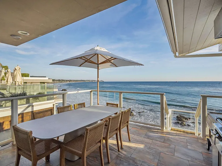Every bite feels special with the ocean as your backdrop.