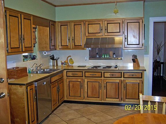 Large kitchen w/tile floor