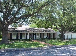1725 Royal Oaks Dr, Waco, TX 76710