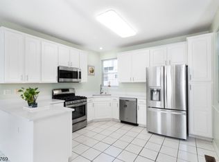 23 Hansom Rd, Basking Ridge, NJ 07920