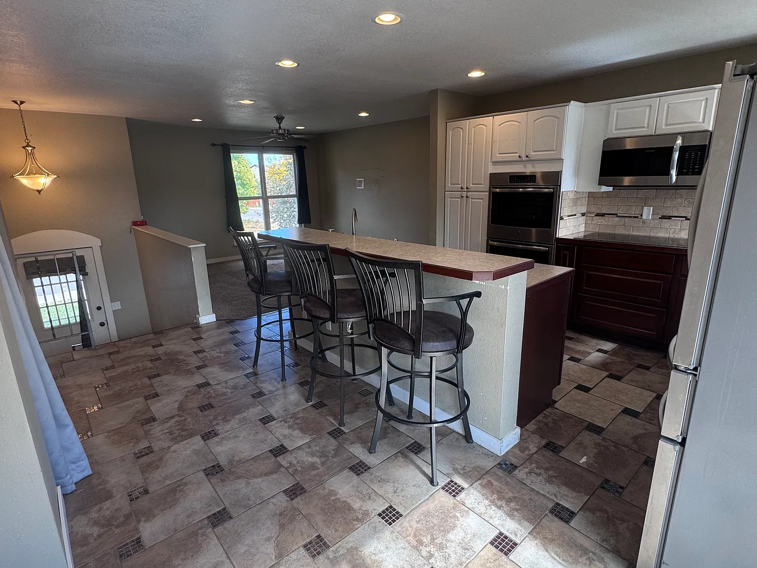 4 bed, 1858 sqft, $2,350 — Photo 4