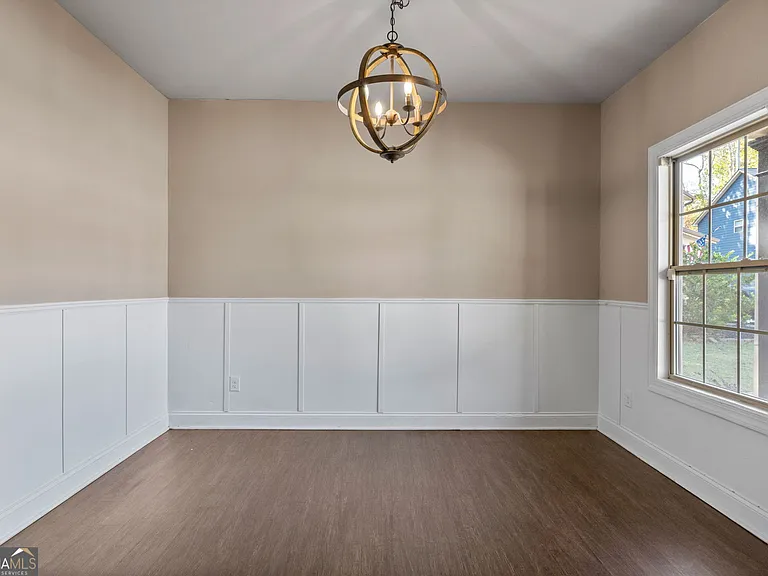 475 Louise Way — Photo 4